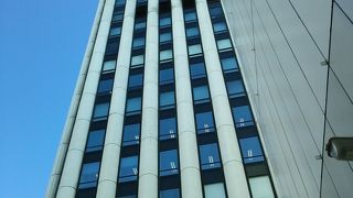 昔からある横浜の白いビル！