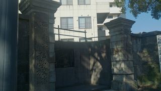 無数の弾痕が石垣に残る