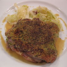 メインの鶏モモ肉香草パン粉焼き。ボリューム満点