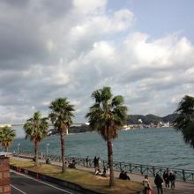 市場正面は関門海峡、ボードウォークに座って食べるのオススメ。