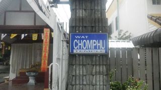 路地裏にひっそりとたたずむ寺院