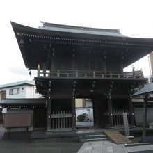立派な山門があります
