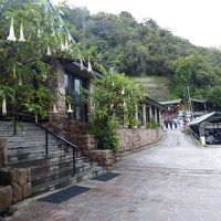 左手がホテル入口、向こうに見えるのがマチュピチュ遺跡入口です