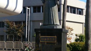 照国神社の方を向いて立っています