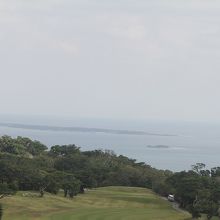 遠くに「久高島とクマカ島」が見えます。