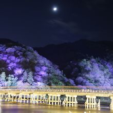 渡月橋と小倉山もライトアップされています。