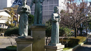 ブロンズ像や記念碑が立派