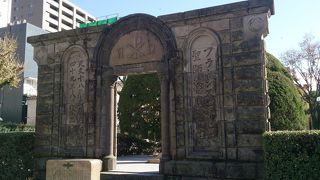 石造りの大きい記念碑