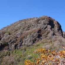 祖母山南斜面を下りた岩の上から