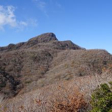 岩尾の鼻から祖母山を望む。