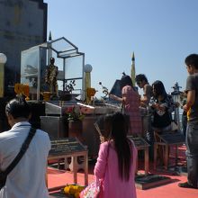 銅像の前には、ミニチュアが置かれていて金箔が寄進されています