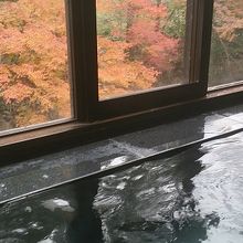 神の湯と紅葉、すばらしい。