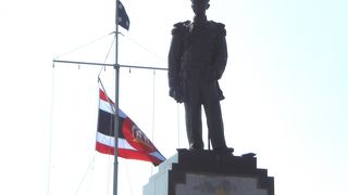 ウドムサーク大将は、タイ海軍の創設に貢献したことから、タイ海軍の父と呼ばれています。