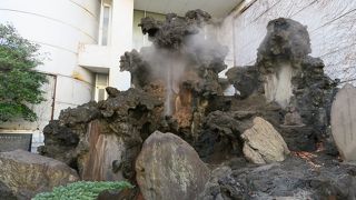 勢いよく温泉水が噴出してきました。