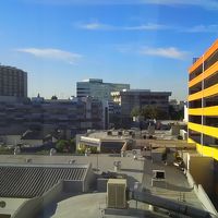 右は、Little Tokyo用の立体駐車場のようです