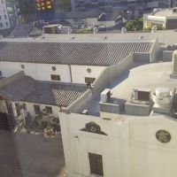 5階の部屋から見下ろすと、日本らしくお寺が見えました。