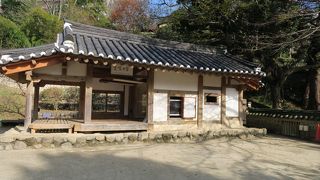 ひっそりとしています。