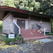 伊豆山神社の境内の奥にあります。