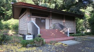 伊豆山神社の境内の奥にあります。