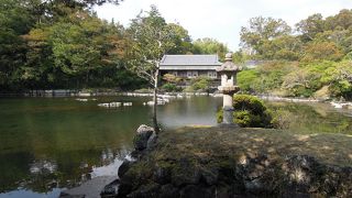 不思議な赤い石の庭園