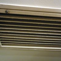 空調吹き出口から埃が吹き出します。