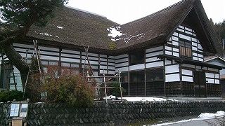 山あいで馬と人が暮らした茅葺きの曲屋が約１０棟並んでいます