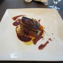 フォアグラとのコンビはお得感満載ですが、肉に筋が多いのが難点