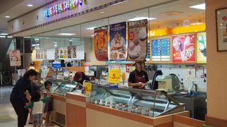 フードコート内に