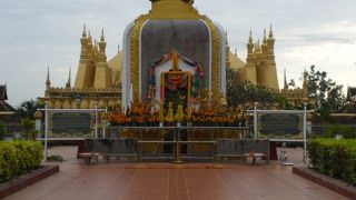 セタティラート王の像は、ビエンチャンの名所タートルｱﾝ寺院の前に建てられています。