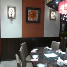 店内の個室はとても雰囲気が良くて10人は入れます