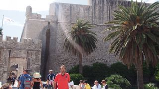 旧市街に入る東側の門