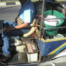 ナコンラチャシーマ駅前のトゥクトゥクの車体です。古い車体です