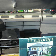 トゥクトゥクの後部座席の様子です。座席は比較的狭いです。