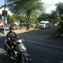 駅から西に迎え道路の様子です。道は、空いていました。