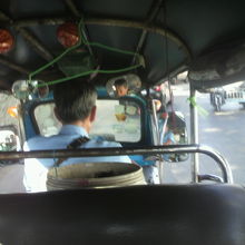 トゥクトゥクの車体内部の様子とドライバーの後頭部です。