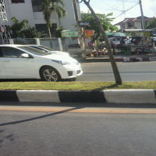 トゥクトゥクは、他の車と並行して走りました。道は広いです。