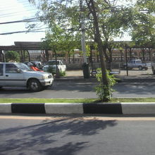 トゥクトゥクは、引き続き西に走ります。道が広くなりました。