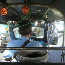 トゥクトゥクの運転席とバックミラーを見ている写真です。