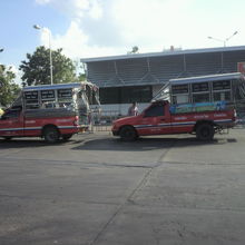 バスターミナルに着くと、たまたま２台のソンテウがいました。