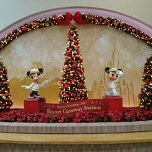 ミッキーとミニーのディスプレイもクリスマス！