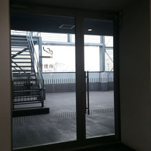 ２階奥に喫煙場所が有るし、カフェテリアも有るので一日遊べる。