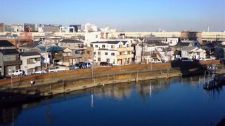 多摩川に残る　レンガ作りの堤防