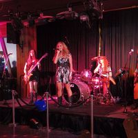 場末感のあるラウンジのステージ