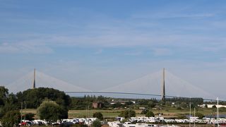 セーヌ河口に架かる巨大な吊り橋