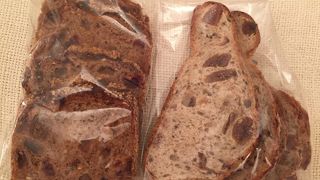 パリのパン屋さんですが他の国のものもある！？