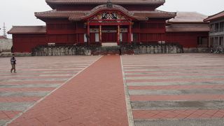 正殿を引き立てる