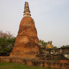 仏搭の前には、首を破壊された仏像が残っています。不気味です。