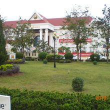 パトーサイ公園の芝生を前にしたラオス首相官邸です。