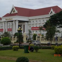 パトーサイ公園の芝生と樹木の緑と首相官邸の建物のコントラスト