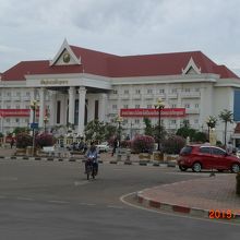 ランサーン通りのロータリーと首相官邸の様子です。金曜日朝です